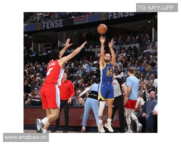 库里首节低调发挥仅得3分助队友展现实力全队配合默契